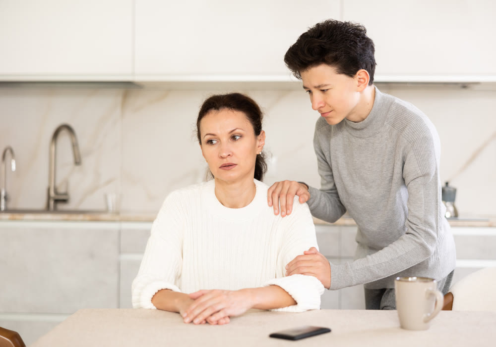 Son trying to apologize to his offended mother after home disagreements