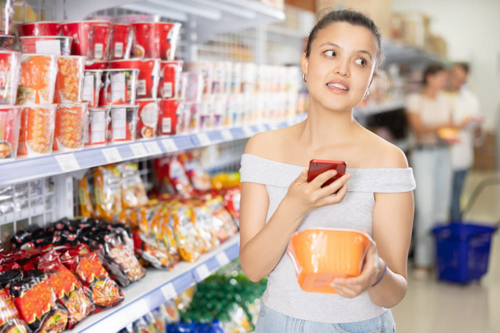 Woman searches for instant noodles using code on internet