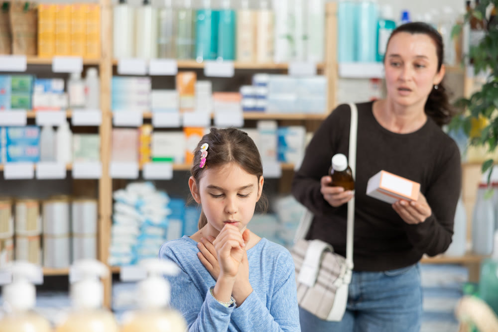 Woman chooses remedy for treating sore throat in child