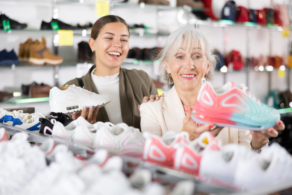 Elderly mom strongly recommends her doughter to pay attention to classic model of light sneakers