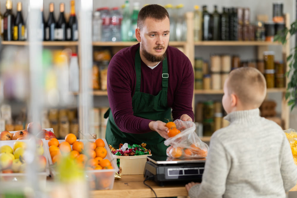 Seller weighs the tangerines