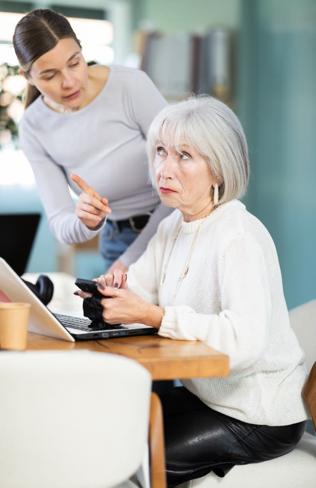 Woman boss found senior subordinate idling and scrolling phone, mentor shouts at subordinate.
