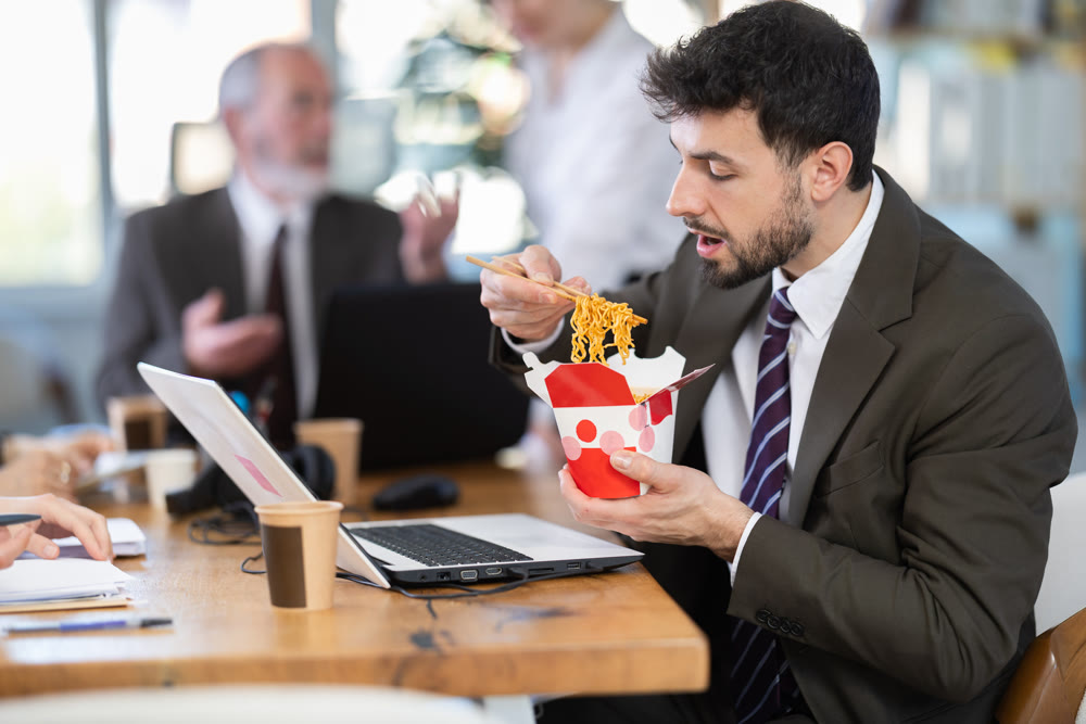 Man eats in office and spreads unpleasant smell of food, outraged colleagues scolding