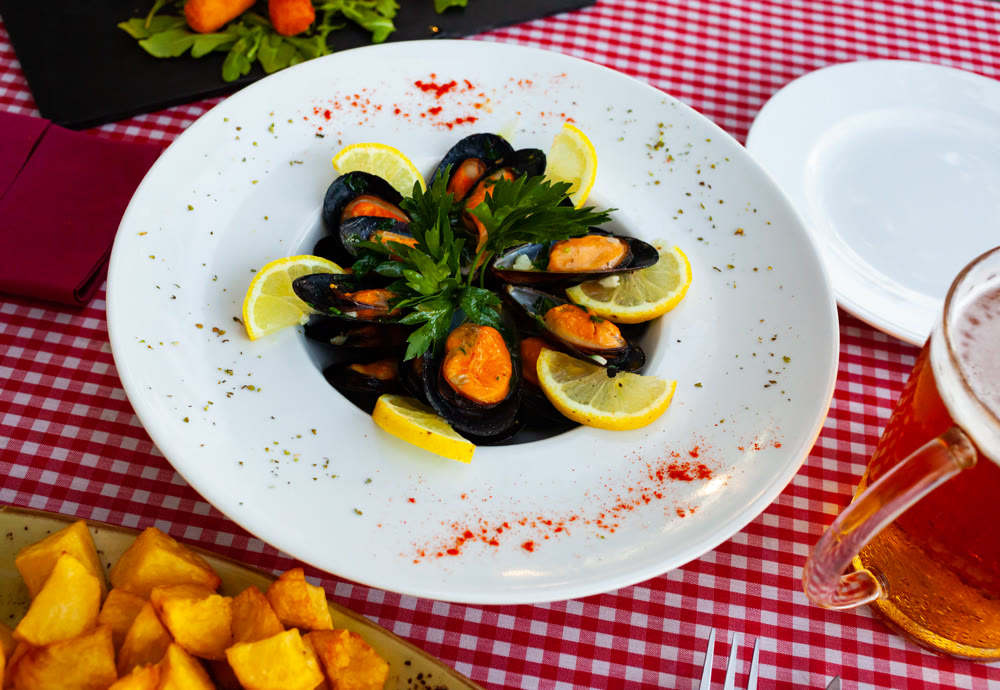 Steamed mussel served with lemon