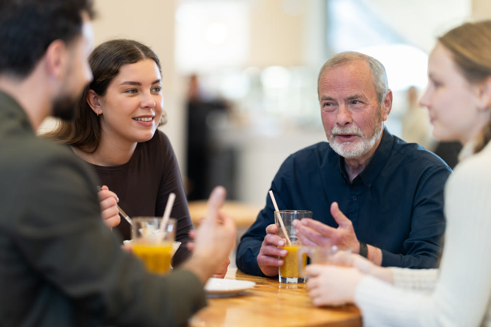 family met in a coffee shop and discuss everyday issues