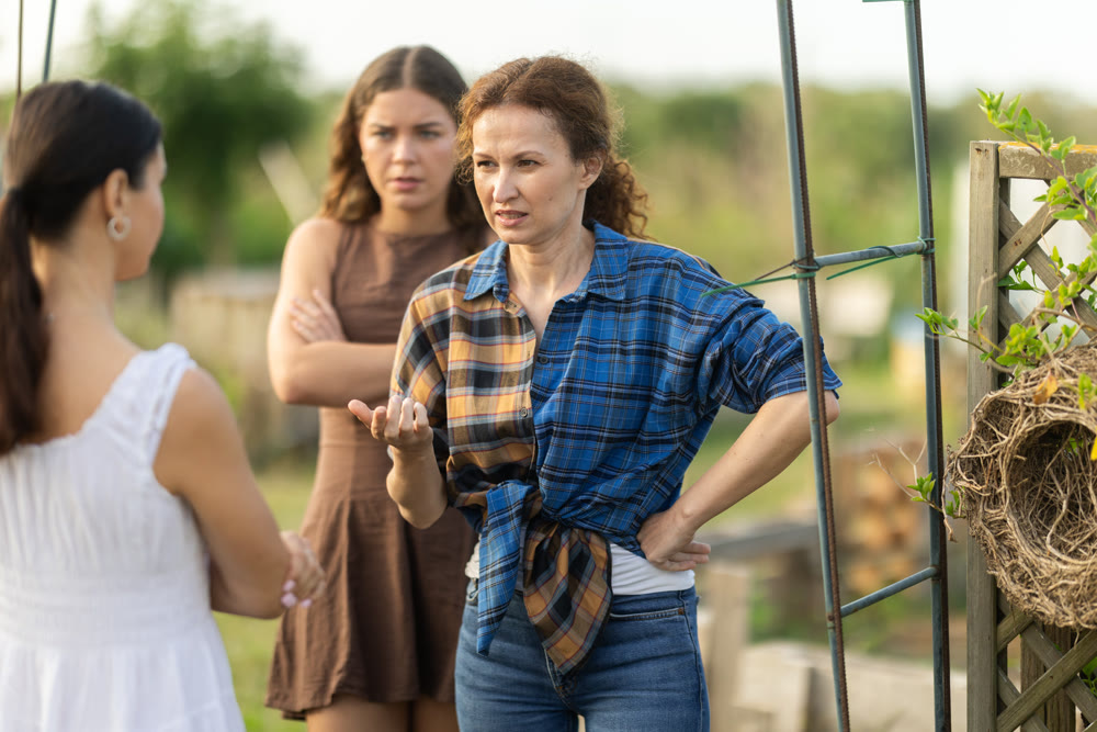 Quarrel between women on farm - disgruntled neighbors sort things out