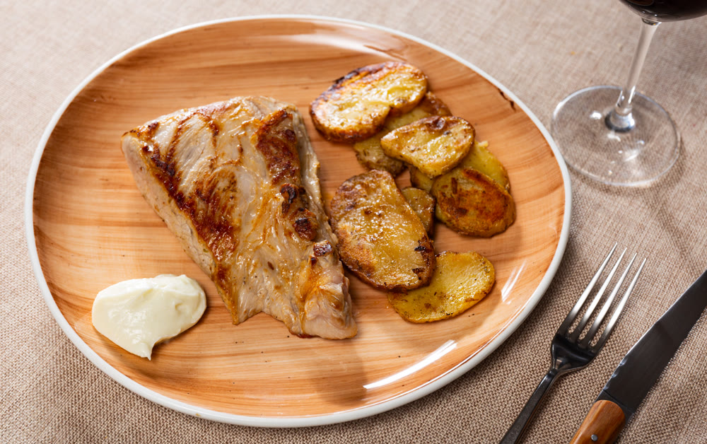 Cooked potatoes with pork and garlic sauce