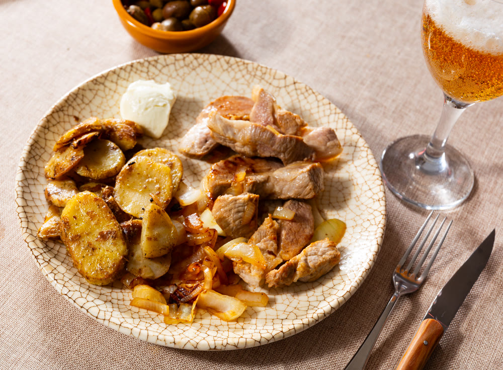 Cooked potatoes with pork and garlic sauce