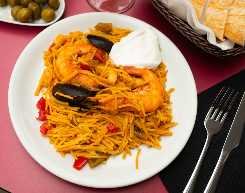Pasta with seafood contains tiger prawns, shell mussels, spices and white sauce