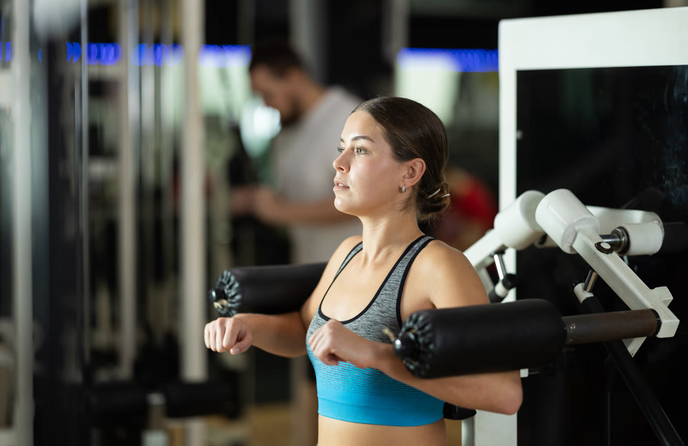 Woman training her hands in the machine