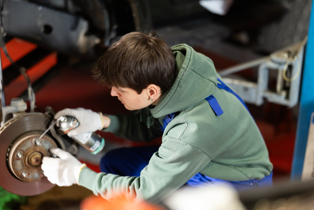 guy mechanic fixes a wheel disc