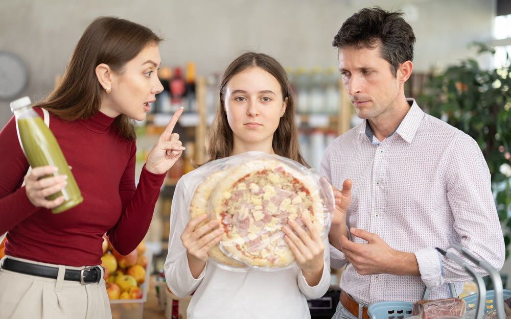 Parents scold sad girl with pizza at grocery store