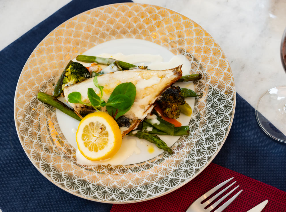 Fillet of sea bream with asparagus
