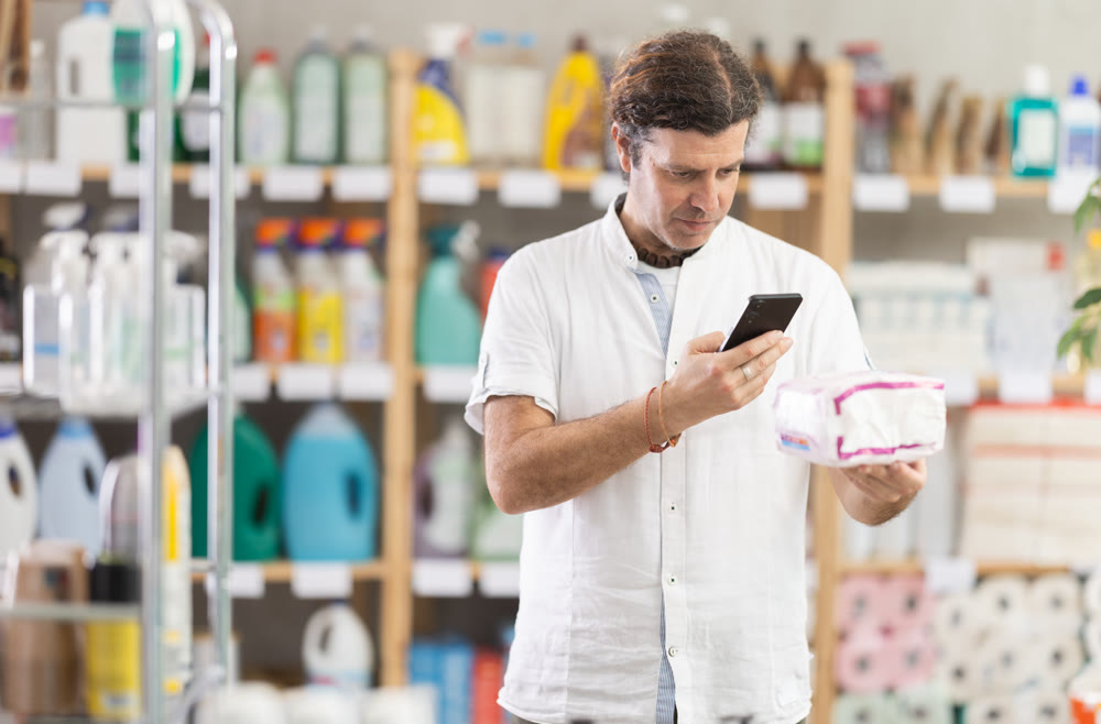 Man buyer scans qr code on panty liners label