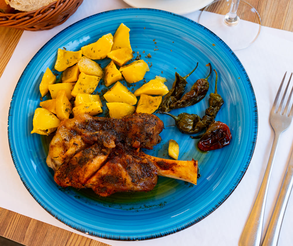 Baked pork knuckle and peppers with fried potato