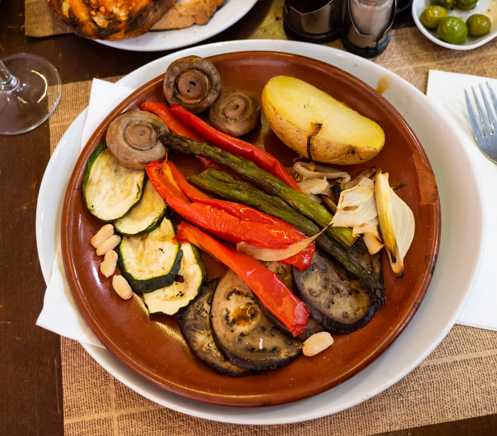 Grilled vegetables served with mushrooms